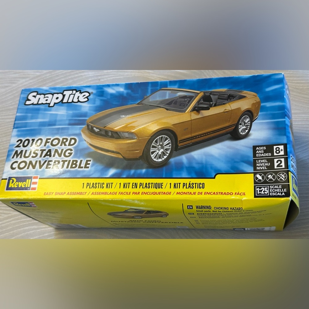REVELL Snap-Tite 2010 Ford Mustang Convertible Model Kit new in box, great gift